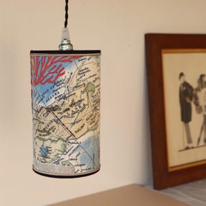 Lampe Baladeuse avec un Abat-jour cylindre rond, "MAP", contrecollé, fait main en France