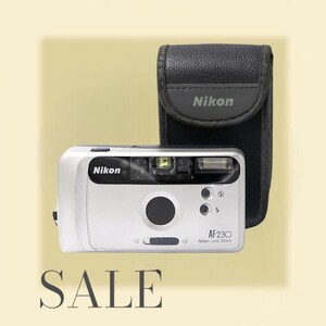 Nikon AF 230 – zabytkowy aparat analogowy. Aparat typu „point and shoot”. Testowany