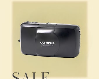 Olympus mju Zoom / Olympus Stylus Zoom nera - Fotocamera analogica vintage. Fotocamera punta e scatta testata.
