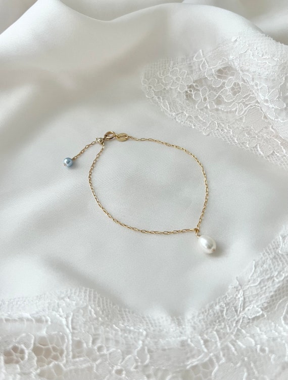 Bracciale Regalo Per Sposa 'Something Blue' - Perle Bianche E Blu Con Cordino Elastico E Biglietto Augurale