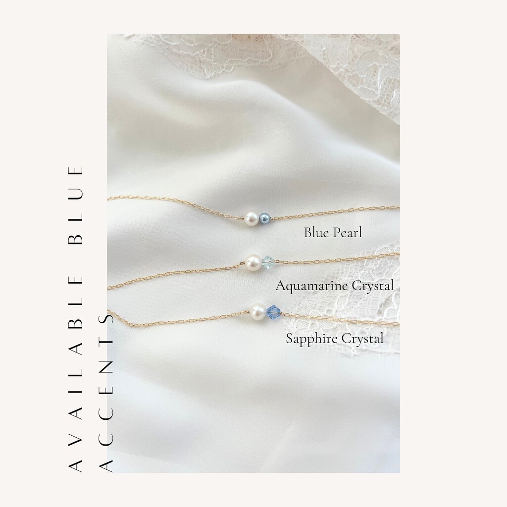 Bracciale Regalo Per Sposa 'Something Blue' - Perle Bianche E Blu Con Cordino Elastico E Biglietto Augurale