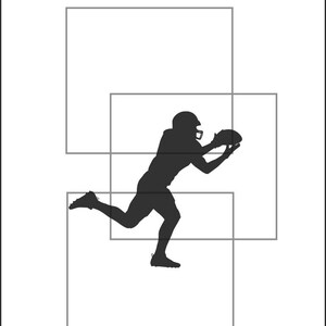 Op de afbeelding: Een zwart silhouet van een American football-speler die een bal vangt, tegen een witte achtergrond. De speler is in beweging, met één been uitgestrekt en armen die naar de bal reiken. De afbeelding wordt omlijst door overlappende grijze rechthoeken.