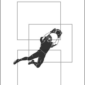 Op de afbeelding: Zwart-wit illustratie van een American football speler in de lucht, die de bal vangt. De speler draagt een helm en uniform. De afbeelding staat tegen een witte achtergrond met grijze geometrische vormen.