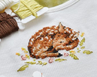 Patrón de punto de cruz de cervatillo durmiente en PDF