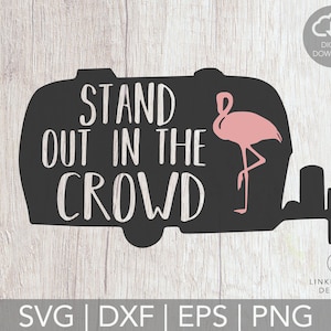 Puede incluir: Silueta negra de una caravana con el texto "STAND OUT IN THE CROWD" y un flamenco rosa en su interior. La imagen está sobre un fondo de madera.