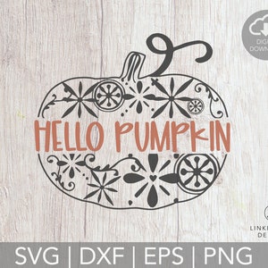 以下が含まれることがあります： 黒と白のデジタルダウンロード可能なSVGカットファイル。花柄の模様と「Hello Pumpkin」の文字が書かれたカボチャのイラストです。