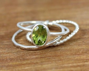 Anillo de tres bandas de peridoto natural en plata de ley 925, peridoto apilado de triple capa estilo boho, piedra natal de agosto, joyería de plata con gema verde.