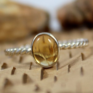 Bague empilable en citrine naturelle, anneau de corde torsadé en argent sterling 925, solitaire de pierres précieuses jaunes, cadeau de naissance délicat de novembre pour elle