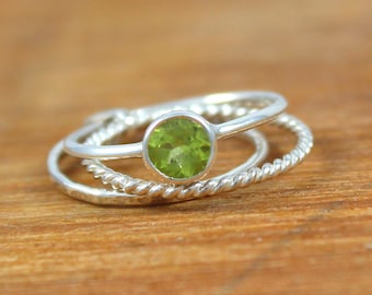 Anillo triple de plata de ley 925 con peridoto, anillo apilado redondo de peridoto natural de 5 mm, piedra de nacimiento de agosto, anillo llamativo de tres capas.