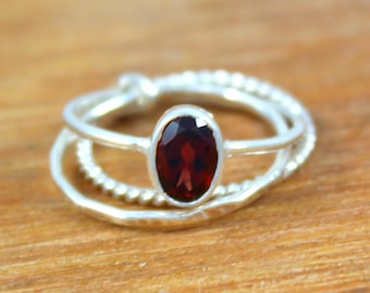 Anillo de tres bandas de granate natural en plata de ley 925, anillo apilado de triple capa, granate ovalado (piedra de nacimiento de enero), regalo de joyería artesanal.