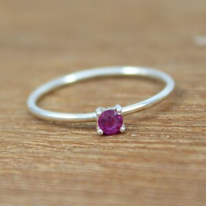 Anillo de rubí de plata de ley 925, pequeño anillo apilable de rubí natural, delicada joya redonda con piedra preciosa, piedra de nacimiento de julio, regalo del Día de la Madre, para esposa.