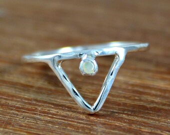 Natural Ethiopian Opal V Ring 925 Sterling Silver Hammered Chevron Ring Rainbow Welo Fire Opal Triangle Ring October Birthstone Jewelry Gift