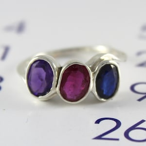 Anillo de amatista natural, rubí y zafiro, plata de ley 925, anillo de tres piedras con diseño de ondas, anillo de gemas múltiples con diseño ondulado, joyería colorida con engaste de bisel.