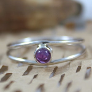 Natürlicher Lila Amethyst - 925 Sterling Silber - Winziger Amethyst Ring - Dual Band Ring - Geburtsstein Ring - Handgemachter Schmuck - Lila Amethyst