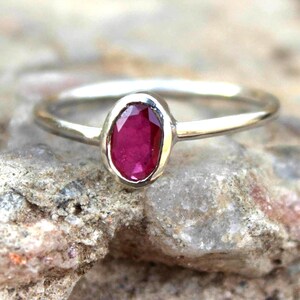 Anillo solitario minimalista de plata de ley 925 con rubí natural de talla ovalada, engastado en bisel. Piedra natal de julio, sencillo y elegante. Regalo ideal para una promesa.