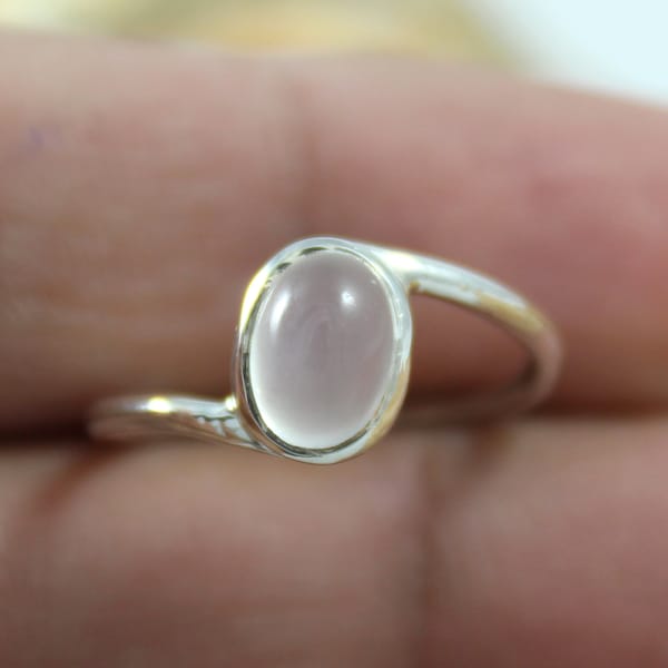 Anillo solitario de piedra lunar ovalada hecho a mano, piedra natal de junio, anillo de piedra lunar arcoíris, joya minimalista y delicada para aniversario.