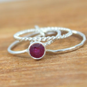 Conjunto de anéis empilháveis de prata GF com rubi natural, conjunto de três anéis de prata 925, feito à mão, anel de compromisso, pedra preciosa rosa de julho, rubi redondo