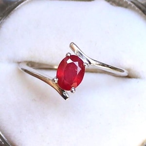 Natuurlijke ovale rode robijn, 925 sterlingzilver, Promise Solitaire-ring, minimalistisch bypass-wervelontwerp, geboortesteen juli, sierlijk romantisch cadeau