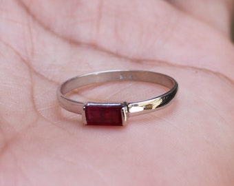 Anello baguette con rubino, piccolo anello in argento, singolo anello semplice e minimalista, anello in argento sterling con rubino rosso, anello sottile, delicato anello impilabile