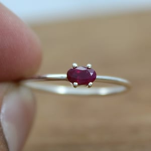 925 sterlingsilver rubinring liten naturlig rubin stapelring liten oval ädelsten smycke juli födelsesten mors dag fin present till henne