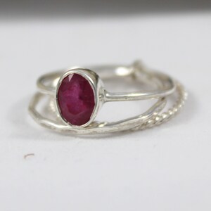 Anillo de tres bandas de rubí rojo natural en plata de ley 925, anillo de rubí apilado de triple capa, piedra de nacimiento de julio, joyería boho de múltiples bandas hecha a mano. imagen 8