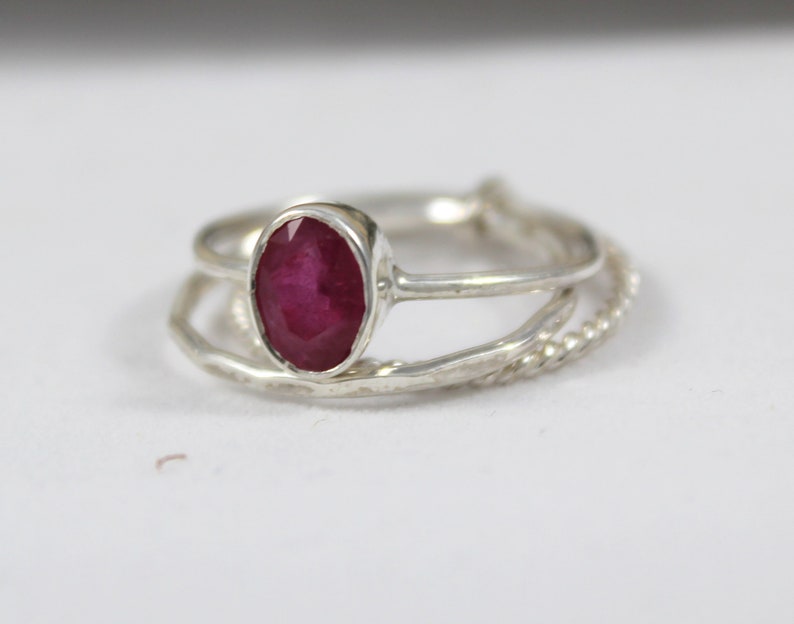 Anillo de tres bandas de rubí rojo natural en plata de ley 925, anillo de rubí apilado de triple capa, piedra de nacimiento de julio, joyería boho de múltiples bandas hecha a mano. imagen 8