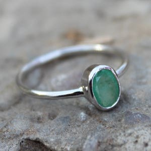Natural Green Emerald Solitaire Ring, 925 Silver Bezel Set Oval Emerald Ring, Handmade, May Birthstone, Minimalist Ring, Dainty Women Ring