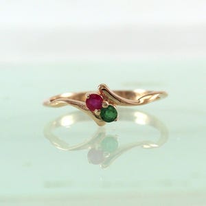Rond geslepen smaragd en robijngouden ring, minimalistische ring, sierlijke dubbele geboortesteenring, groene en roze edelsteensieraden, verlovingscadeau voor haar