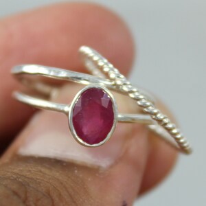 Anillo de tres bandas de rubí rojo natural en plata de ley 925, anillo de rubí apilado de triple capa, piedra de nacimiento de julio, joyería boho de múltiples bandas hecha a mano. imagen 9
