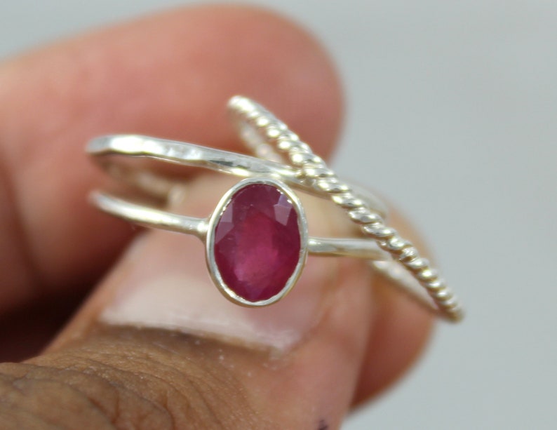 Anillo de tres bandas de rubí rojo natural en plata de ley 925, anillo de rubí apilado de triple capa, piedra de nacimiento de julio, joyería boho de múltiples bandas hecha a mano. imagen 9