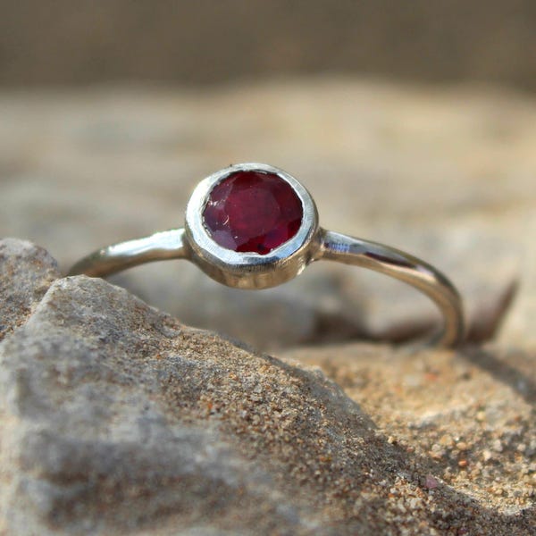 Rubino rosso naturale rotondo incastonato in argento sterling 925, piccolo solitario minimalista delicato impilabile, pietra portafortuna di luglio, semplice ed elegante, regalo di promessa.
