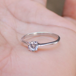 Sterlingzilveren ring zirkonia, solitaire ring CZ, minimalistische stapelring, handgemaakt, kleine ring, beloftering cadeau haar, statementring