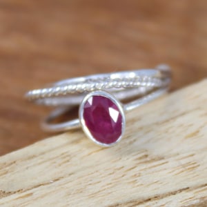 Puede incluir: Un letrero de madera r&uacute;stico con el texto "Welcome to our home" en letras blancas. El letrero presenta un acabado envejecido y un dise&ntilde;o simple y acogedor, perfecto para la decoraci&oacute;n de la entrada.