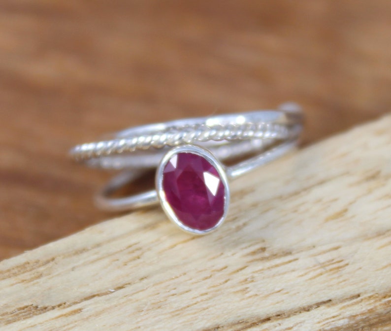 Puede incluir: Un letrero de madera r&uacute;stico con el texto "Welcome to our home" en letras blancas. El letrero presenta un acabado envejecido y un dise&ntilde;o simple y acogedor, perfecto para la decoraci&oacute;n de la entrada.