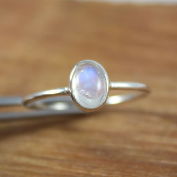 Anillo solitario de piedra lunar ovalada, piedra natal de junio, joyería de piedra lunar arcoíris, anillo minimalista con piedras preciosas delicadas para regalo de aniversario.