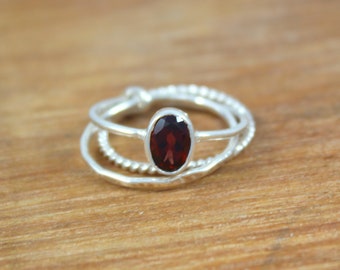 Ensemble de bagues empilables faites main en argent sterling grenat