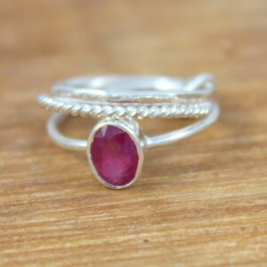 Anillo de tres bandas de rubí rojo natural en plata de ley 925, anillo de rubí apilado de triple capa, piedra de nacimiento de julio, joyería boho de múltiples bandas hecha a mano. imagen 3