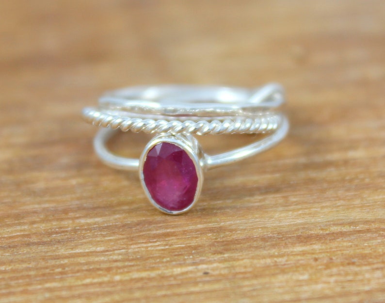 Anillo de tres bandas de rubí rojo natural en plata de ley 925, anillo de rubí apilado de triple capa, piedra de nacimiento de julio, joyería boho de múltiples bandas hecha a mano. imagen 3