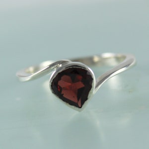 Natural Heart Garnet Ring - 925 Sterling Silver - Handmade Gemstone Jewelry - Twist Ring - Promise Ring - Anniversary Ring - Engagement Ring