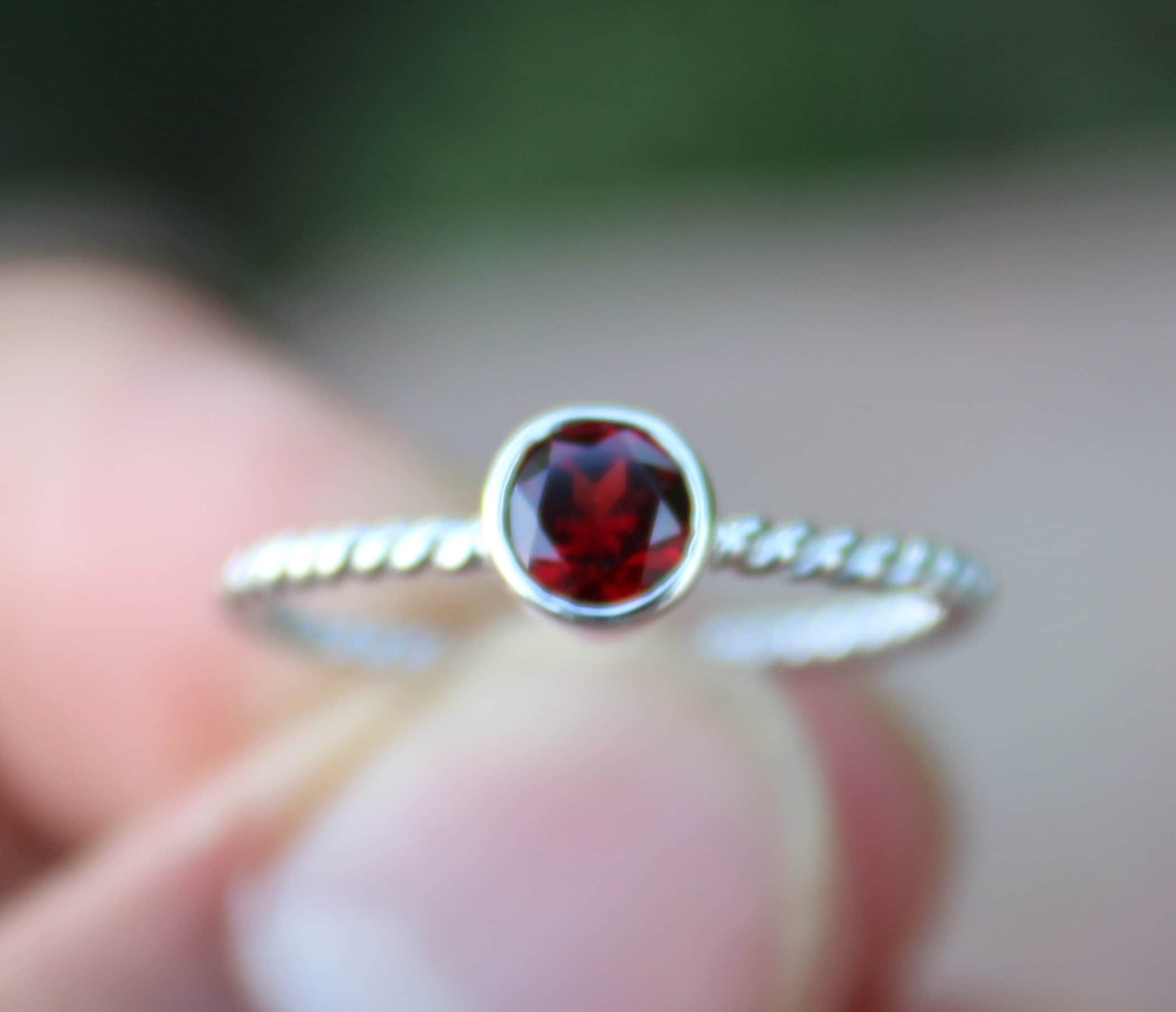 Anello fascia argento piatta martellata ROCK BAND di Monini Gioielli