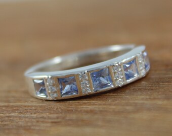 Anello Kate In Oro Bianco Con Zaffiro Ceylon e Diamanti Fatto a Mano