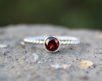 Anello fatto a mano con granato rosso: fascia in argento