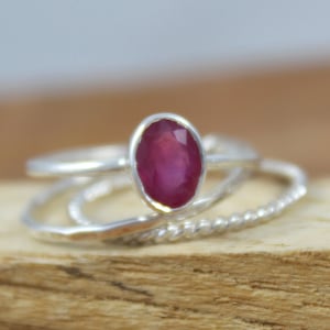 Anillo de tres bandas de rubí rojo natural en plata de ley 925, anillo de rubí apilado de triple capa, piedra de nacimiento de julio, joyería boho de múltiples bandas hecha a mano. imagen 5