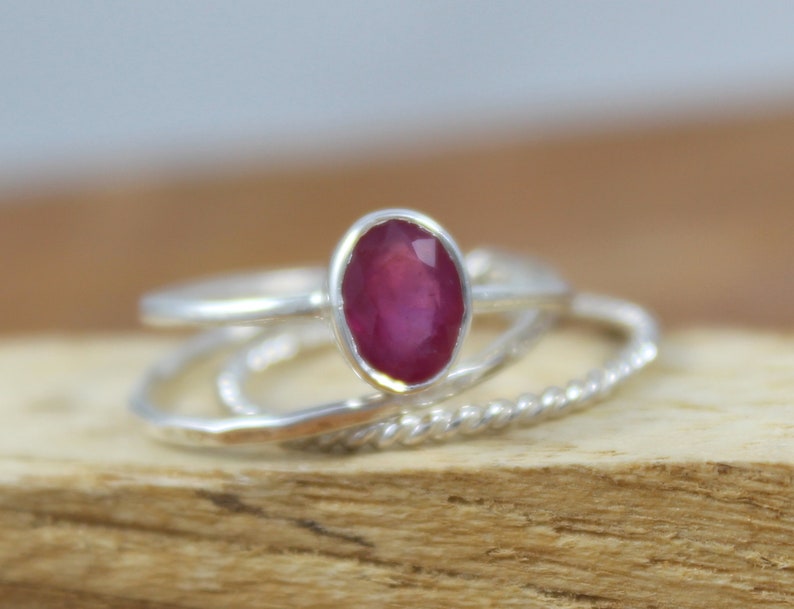 Anillo de tres bandas de rubí rojo natural en plata de ley 925, anillo de rubí apilado de triple capa, piedra de nacimiento de julio, joyería boho de múltiples bandas hecha a mano. imagen 5