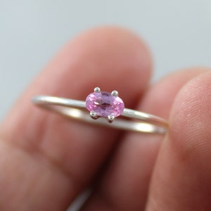 Zarte Rosa Saphir Ring, natürlicher Saphir Ring, Saphir Birthstone Ring, Versprechen Ring Winziges minimalistisches Saphir Geschenk für ihren Ring