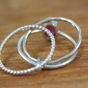 Anillo de tres bandas de rubí rojo natural en plata de ley 925, anillo de rubí apilado de triple capa, piedra de nacimiento de julio, joyería boho de múltiples bandas hecha a mano. imagen 10