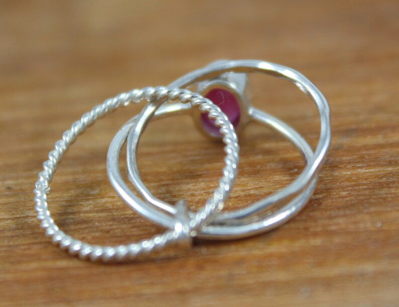 Anillo de tres bandas de rubí rojo natural en plata de ley 925, anillo de rubí apilado de triple capa, piedra de nacimiento de julio, joyería boho de múltiples bandas hecha a mano. imagen 10