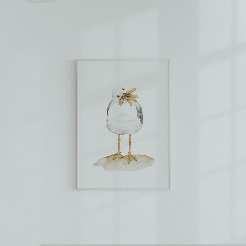 K&ouml;nnte beinhalten: Ein Aquarellbild einer M&ouml;we mit offenem Schnabel, die ein St&uuml;ck Seetang im Schnabel h&auml;lt. Die M&ouml;we steht auf einem Sandstrand.