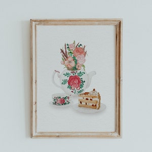 Könnte beinhalten: Ein Aquarellbild einer weißen Teekanne mit Blumendesigns, gefüllt mit rosa und weißen Blumen. Eine kleine Teetasse mit Blumendesigns und ein Stück Kuchen befinden sich auf einem weißen Teller neben der Teekanne.