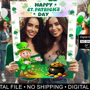 Puede incluir: Un marco de cabina de fotos imprimible con un diseño de trébol verde. El marco mide 61 cm por 91 cm y presenta el texto "Happy St. Patrick's Day".
